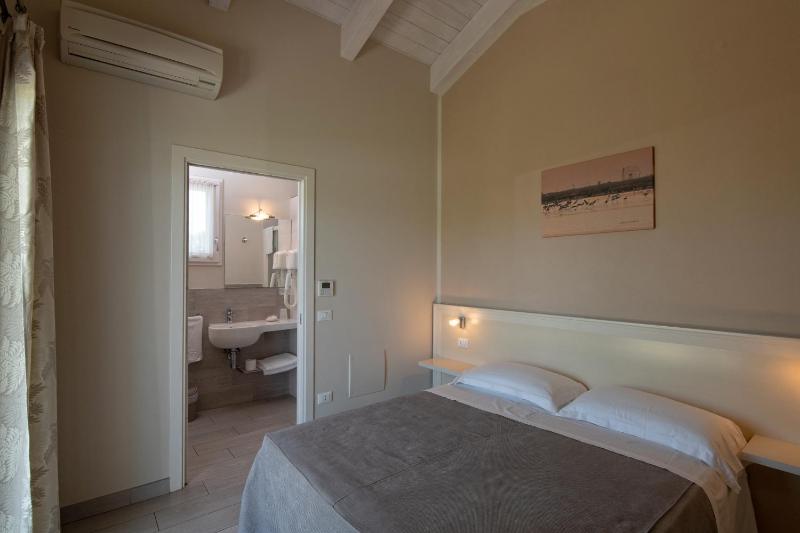 Double Room image 4