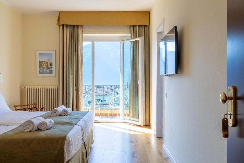 Double or Twin Room with Balcony and Lake View image 3