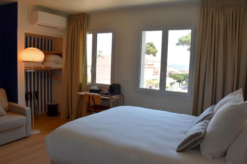 Quadruple Room with Sea View image 4
