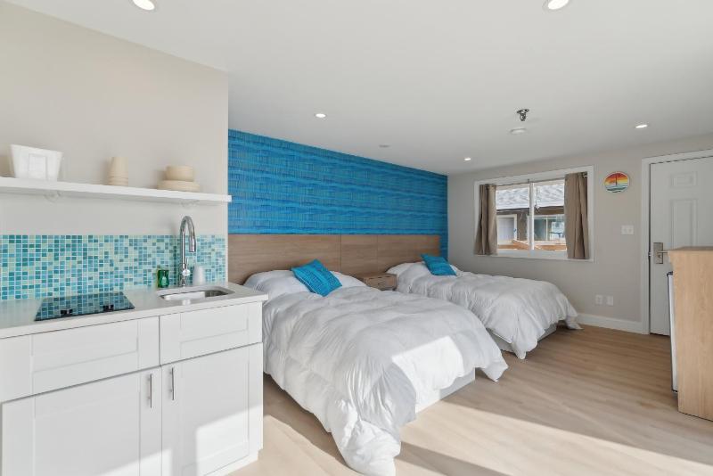 Deluxe Double Room with Side Sea View image 3