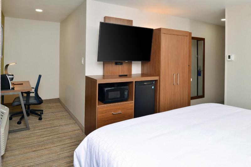 Standard King Room with Balcony image 3