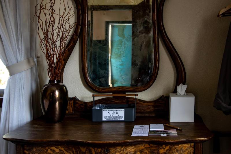 Queen Room with Shared Bathroom image 3