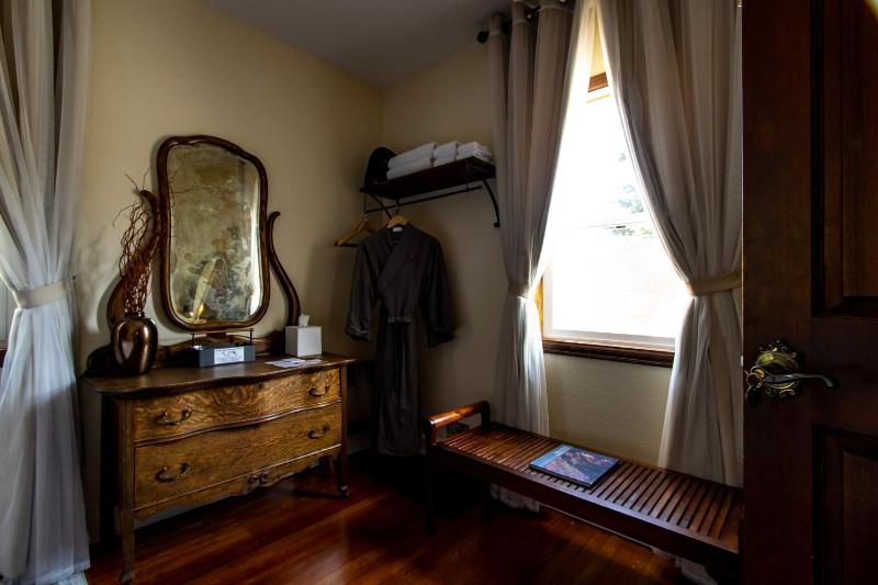 Queen Room with Shared Bathroom image 4