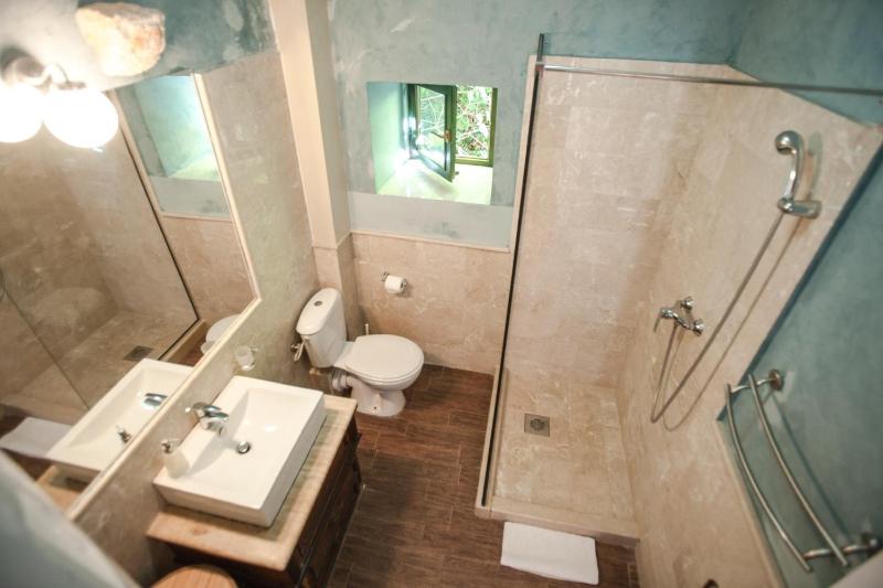 Deluxe Two Bedroom  Apartment image 4