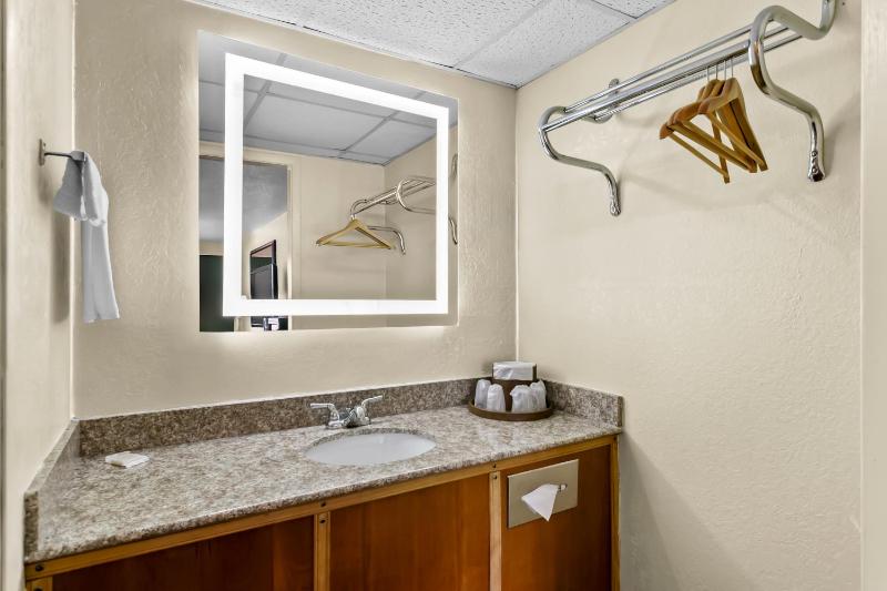 Double Room with Two Double Beds - Non-Smoking image 3
