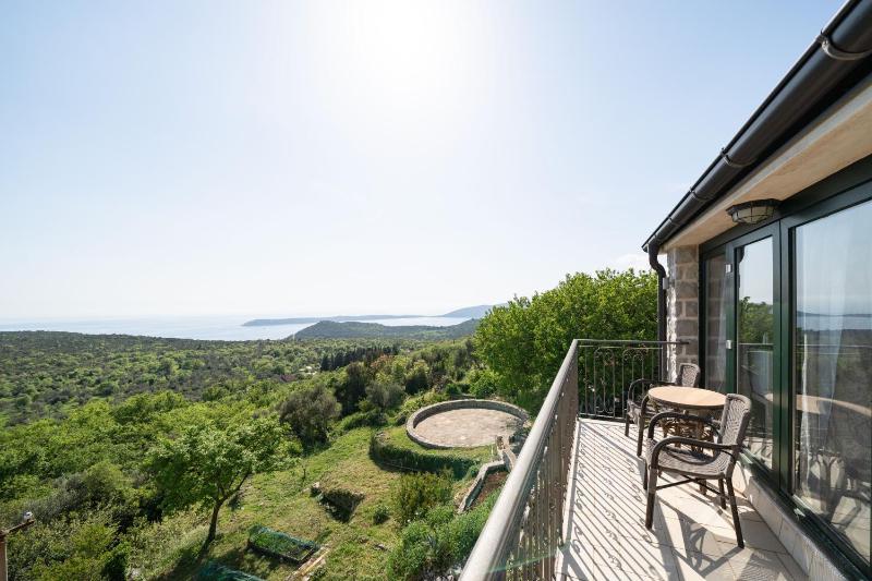 Studio with Balcony image 2