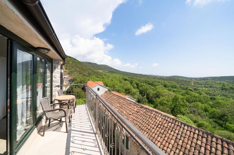 Studio with Balcony image 4