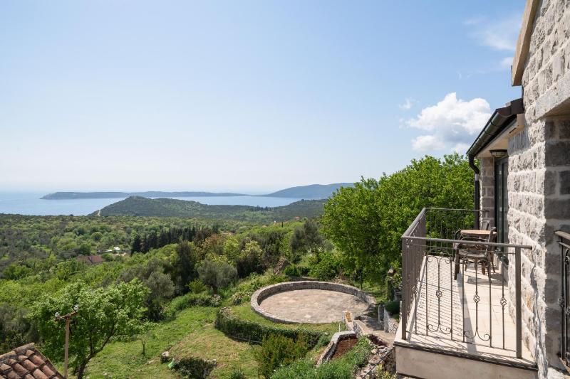 Studio with Balcony image 2