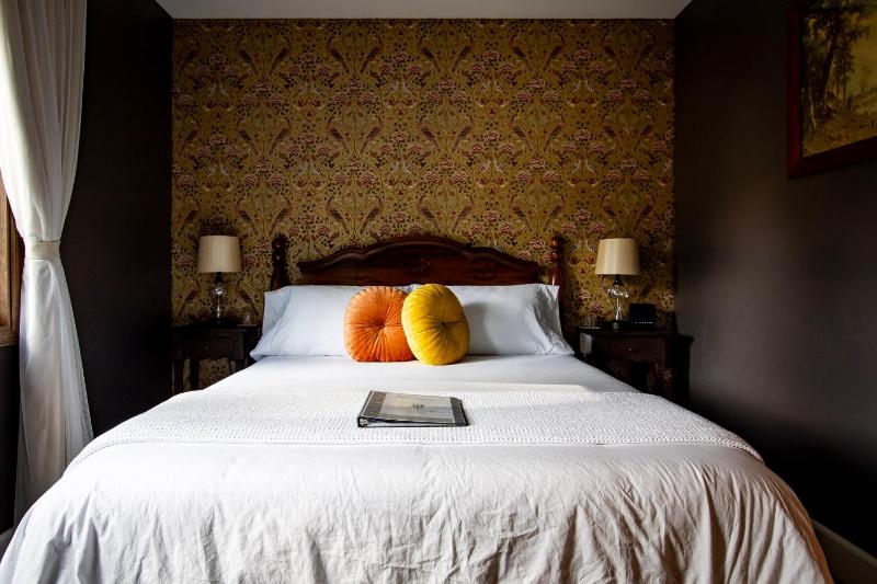 Queen Room with Shared Bathroom image 4
