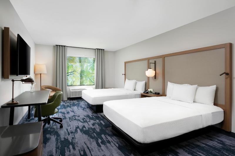 Standard Queen Room with Two Queen Beds image 1
