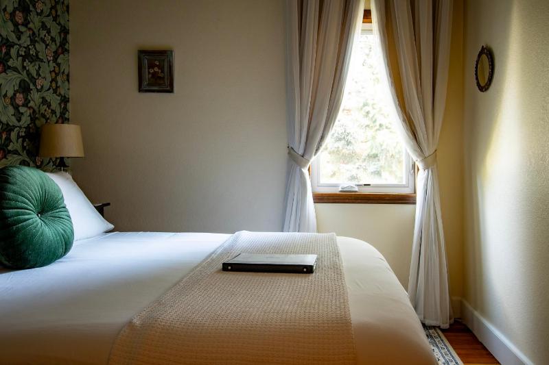 Double Room with Shared Bathroom image 2