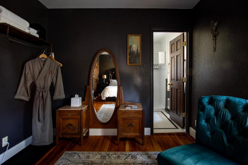 Deluxe Queen Room image 3