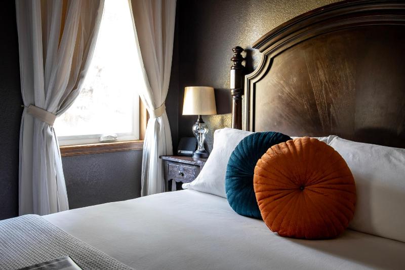 Deluxe Queen Room image 2
