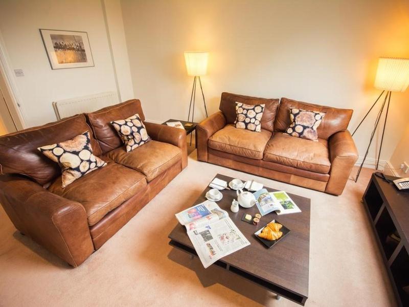 Deluxe Two-Bedroom Apartment with Garden View image 3