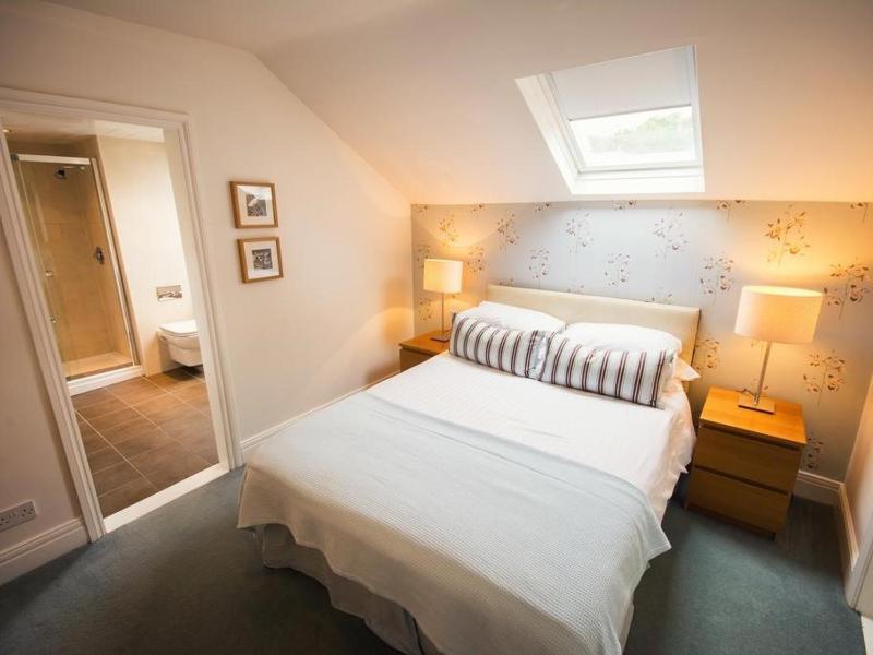 Deluxe Two-Bedroom Apartment with Garden View image 2