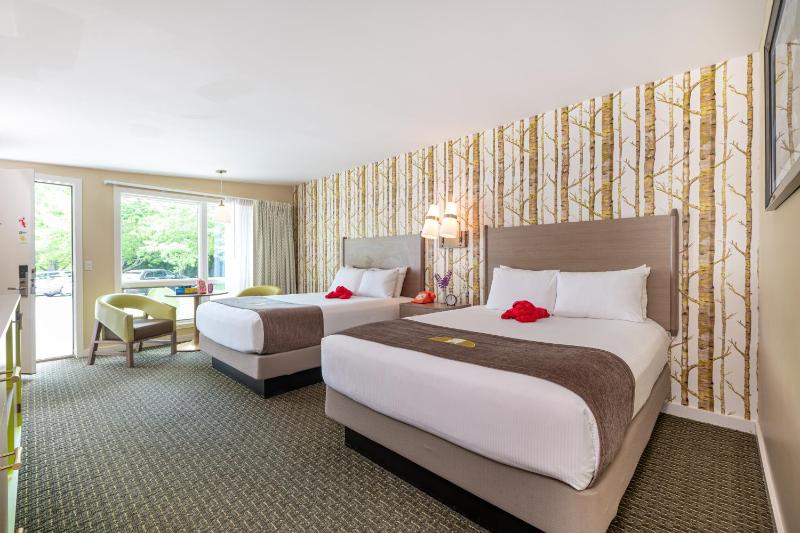 Queen Room with Two Queen Beds image 2