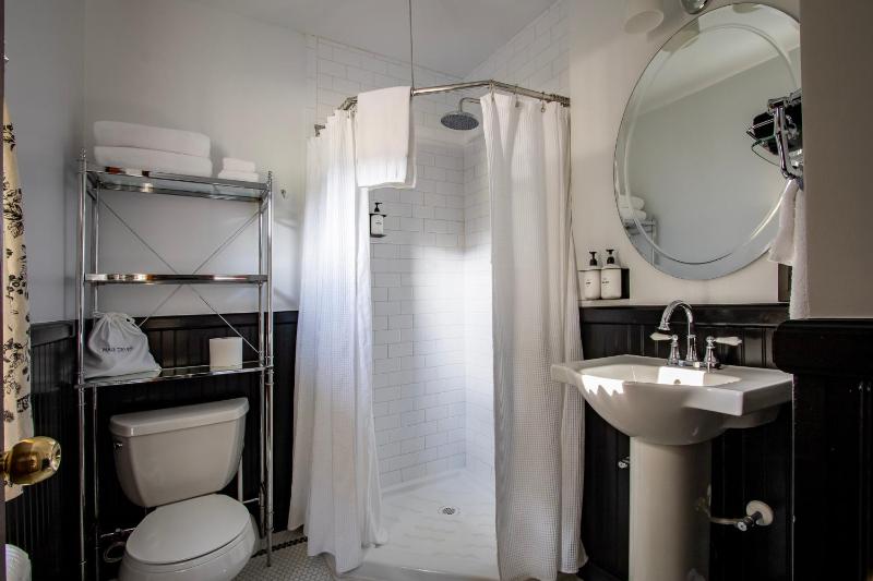 Deluxe Queen Room image 3