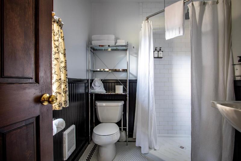 Deluxe Queen Room image 2