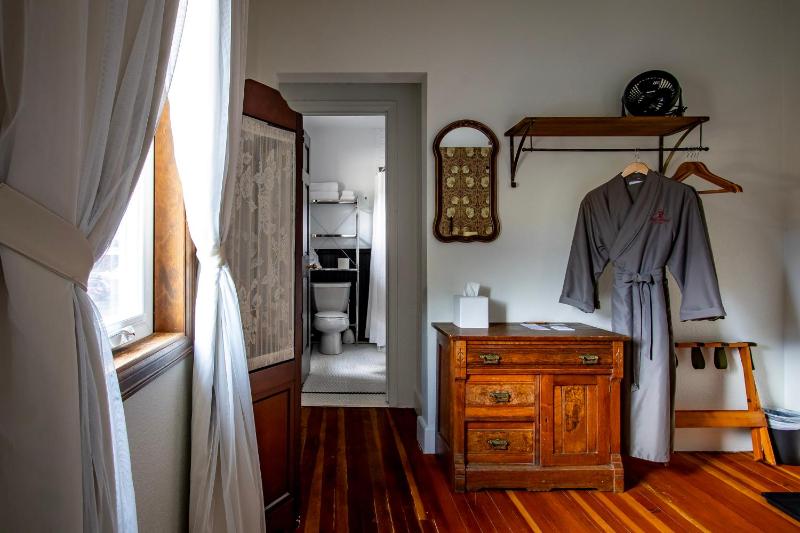 Deluxe Queen Room image 1