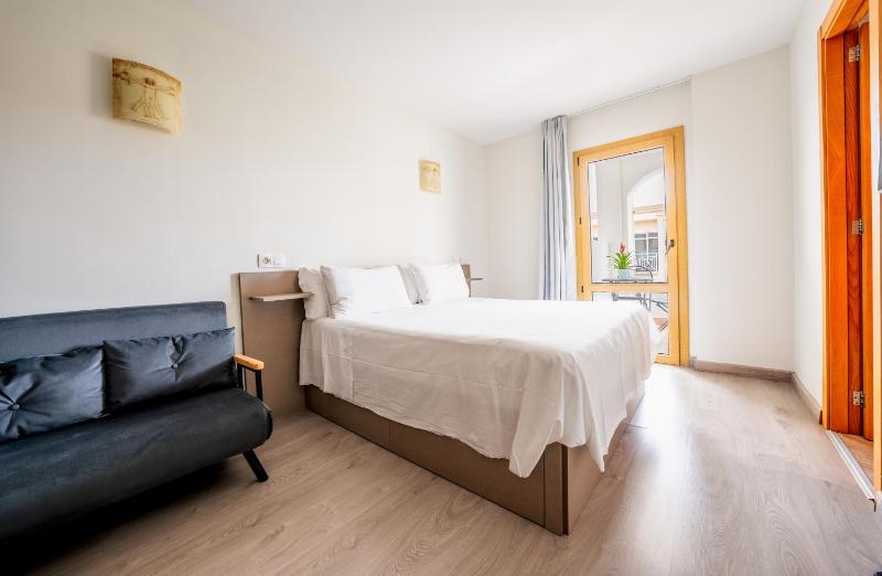 Large Double Room image 3