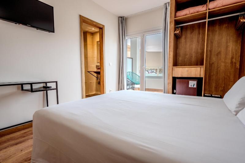 Single Room with Balcony - Unlimited Breakfast Brunch image 3