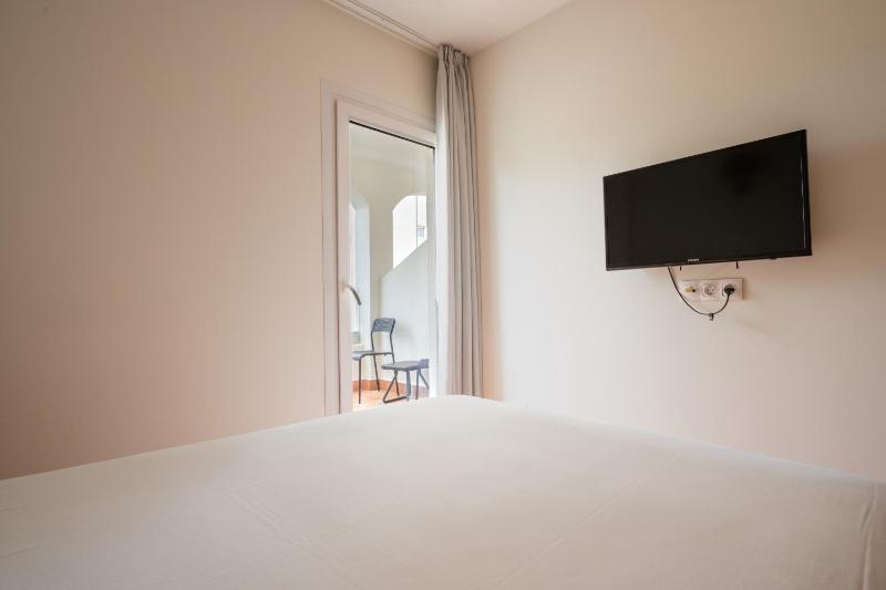 Single Room with Balcony - Unlimited Breakfast Brunch image 1