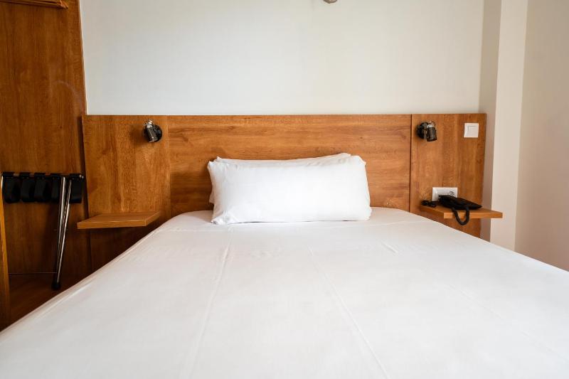 Single Room with Balcony - Unlimited Breakfast Brunch image 4