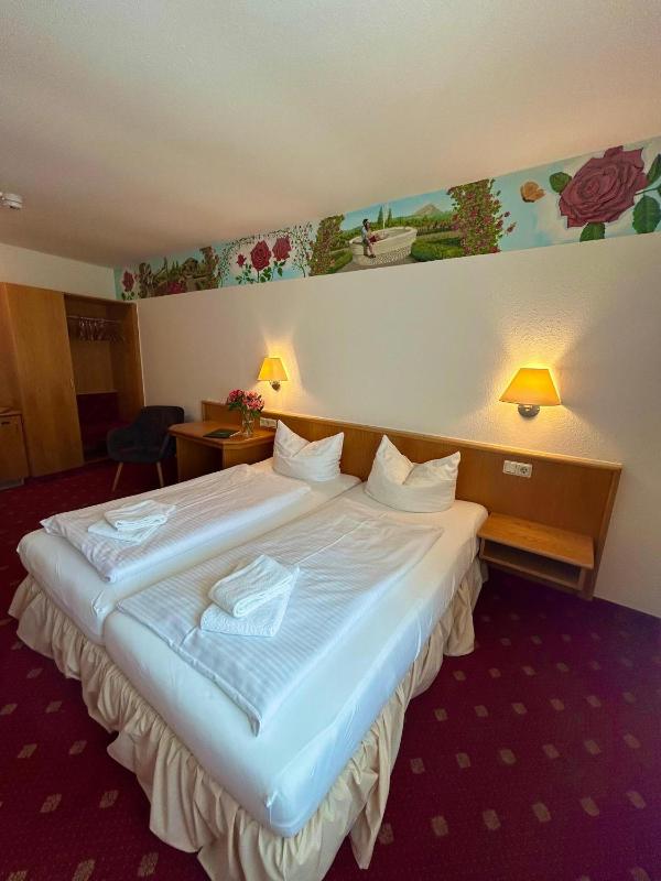 Standard Twin Room image 4