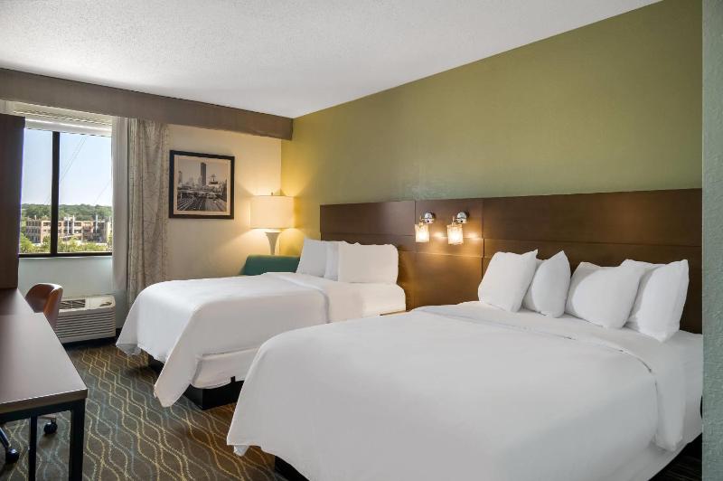 Queen Room with Two Queen Beds - Non-Smoking image 3