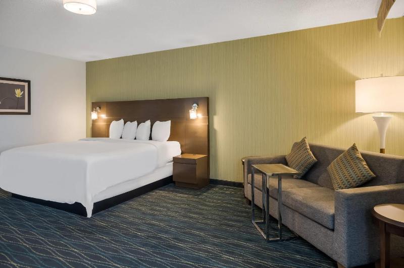 King Room with Sofa-Bed and River View - Non-Smoking image 2