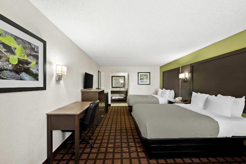 Queen Room with Two Queen Beds - Non-Smoking image 1