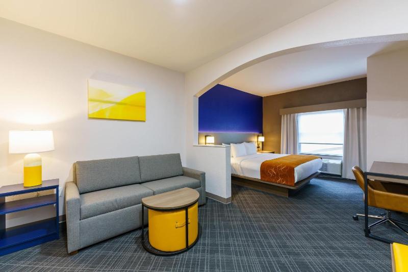 King Suite - Non-Smoking image 4