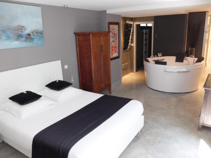  Deluxe Room with Jacuzzi  image 3