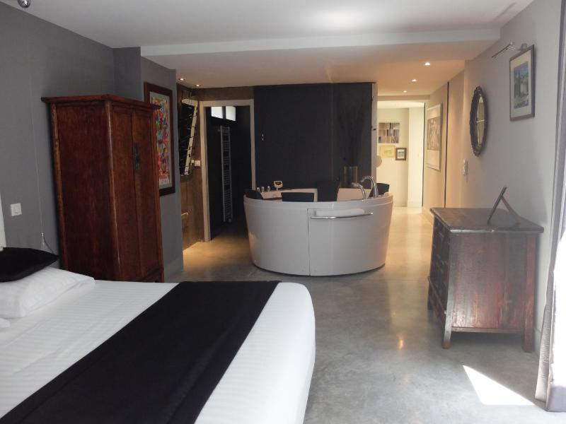  Deluxe Room with Jacuzzi  image 2