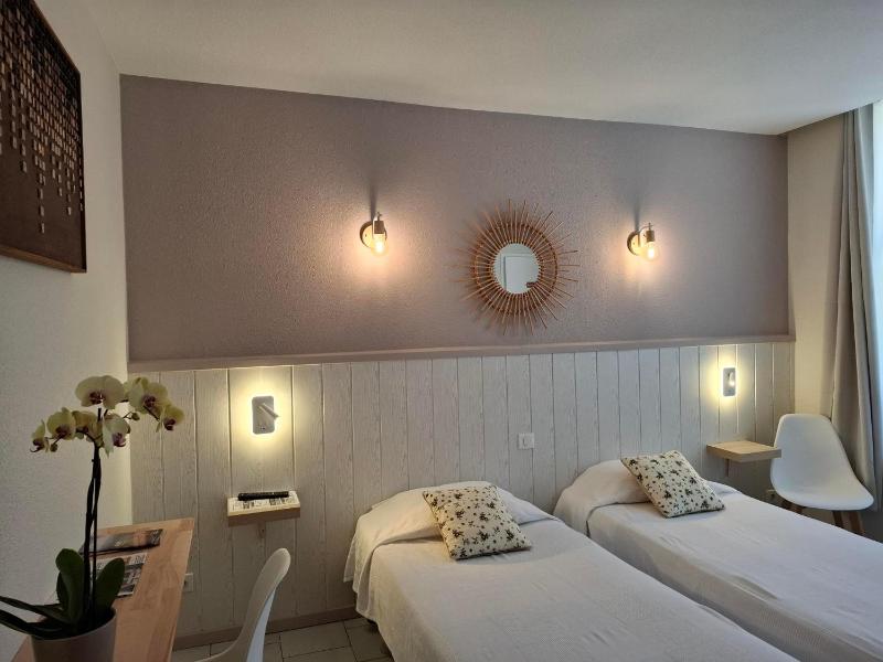 Twin Room with Shower image 2