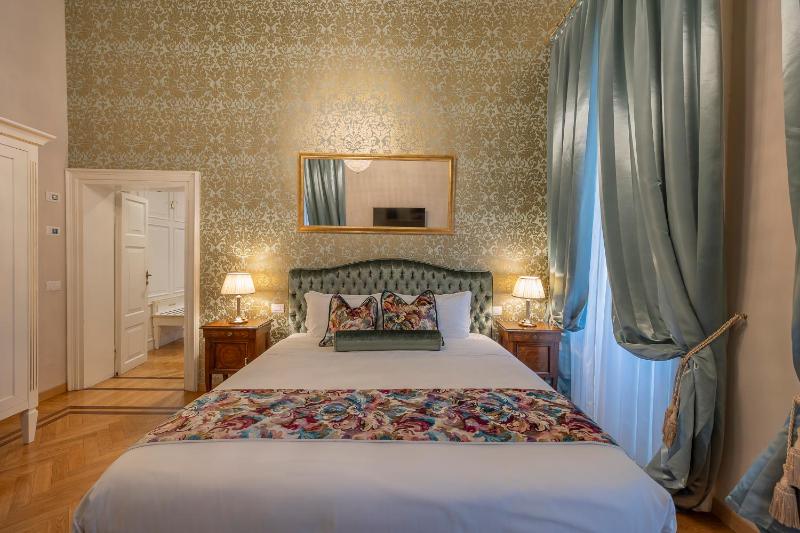 Deluxe King Room image 1