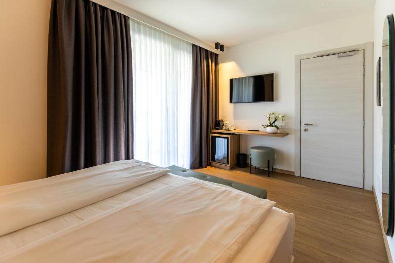 Classic Double Room with Side Lake View image 1