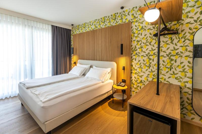 Classic Double Room with Side Lake View image 3