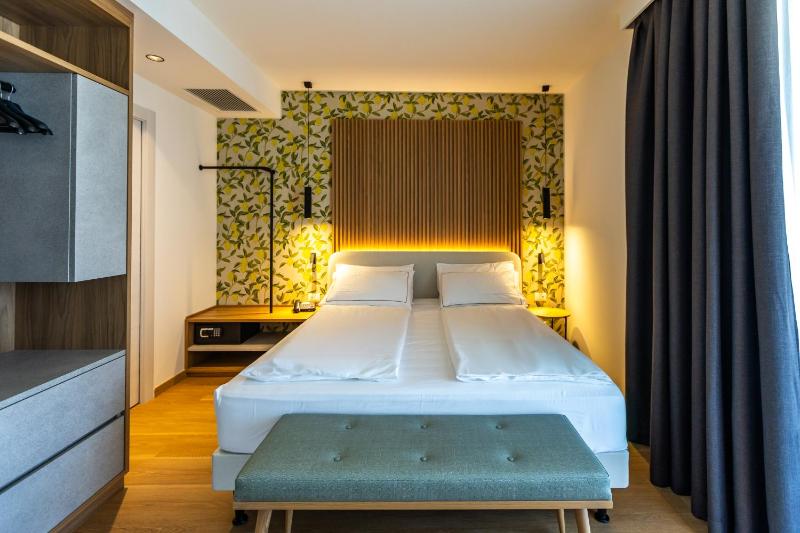 Classic Double Room with Side Lake View image 4