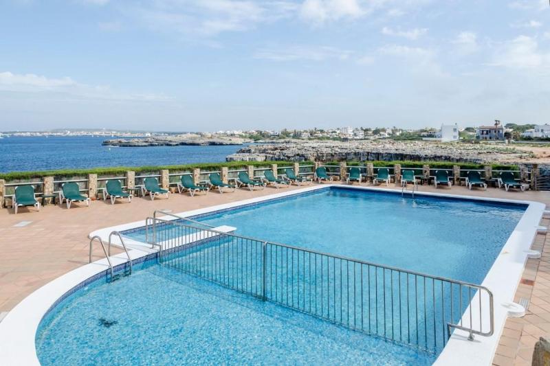 One-Bedroom Apartment with Pool and Sea View image 4