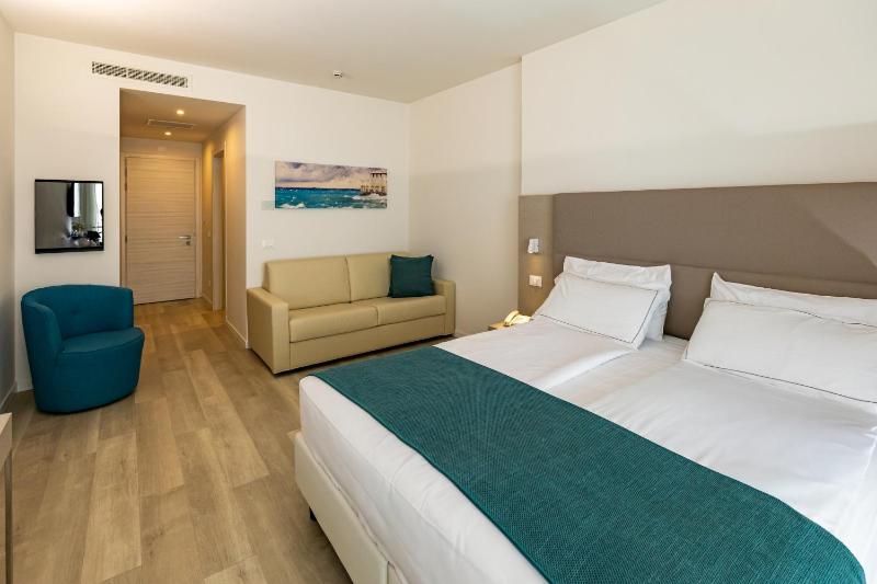Superior Double Room with Side Lake View image 4