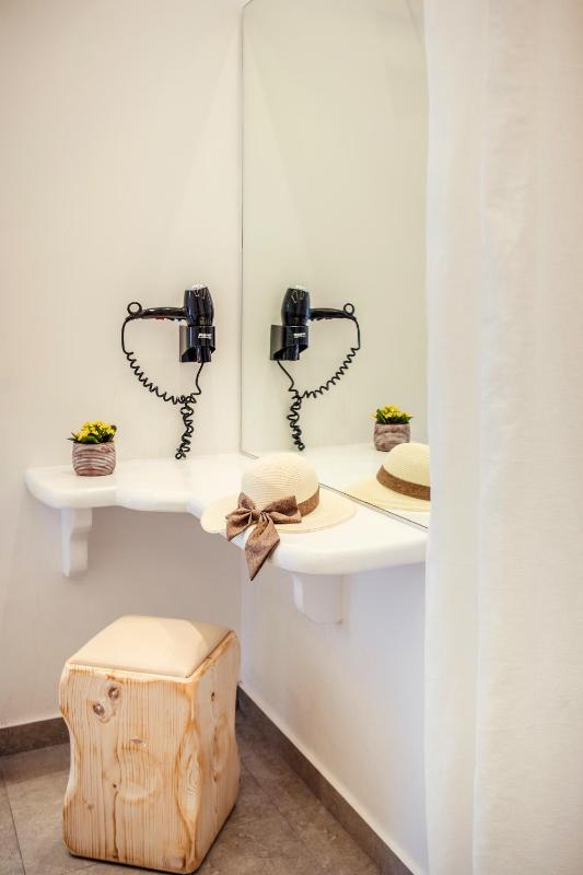 Economy Triple Room image 4