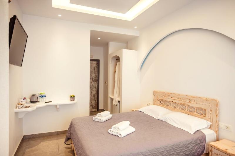 Economy Double or Twin Room image 4