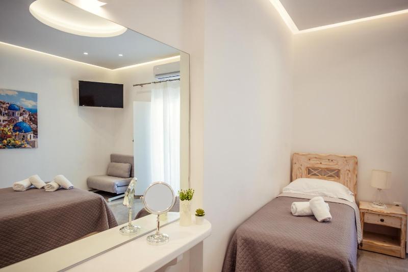Triple Room with Balcony image 4