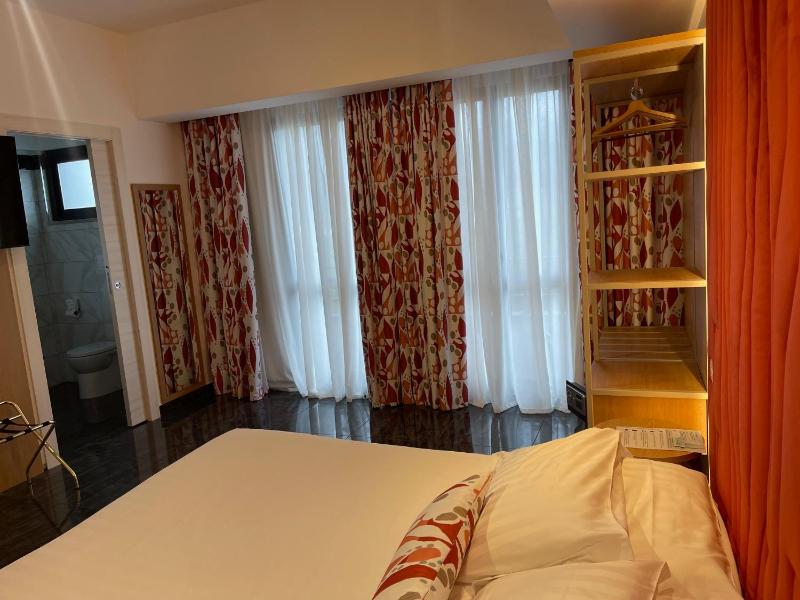 Double Room image 4