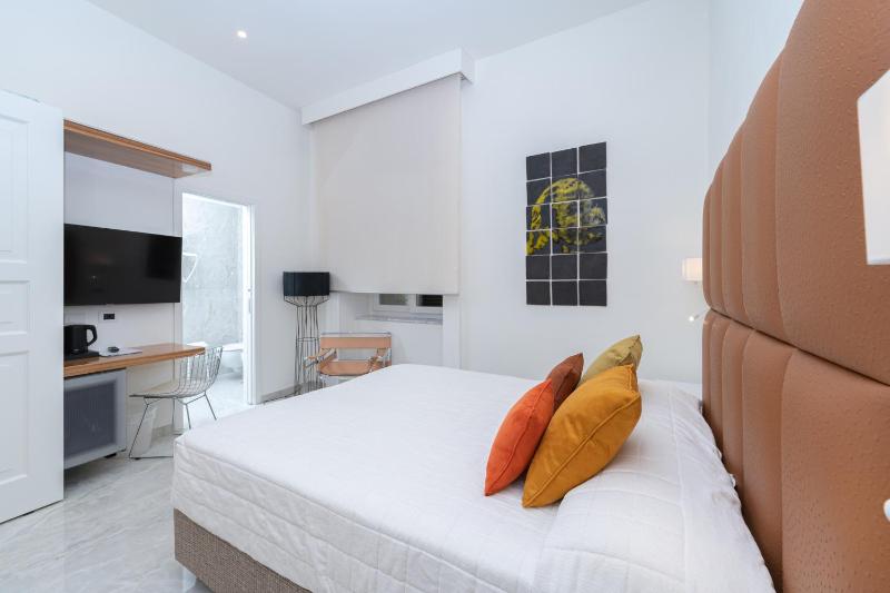 Classic Double Room Without View image 3