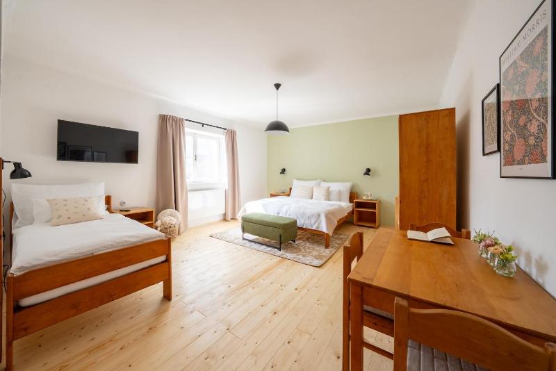 Triple Room with Private Bathroom image 3
