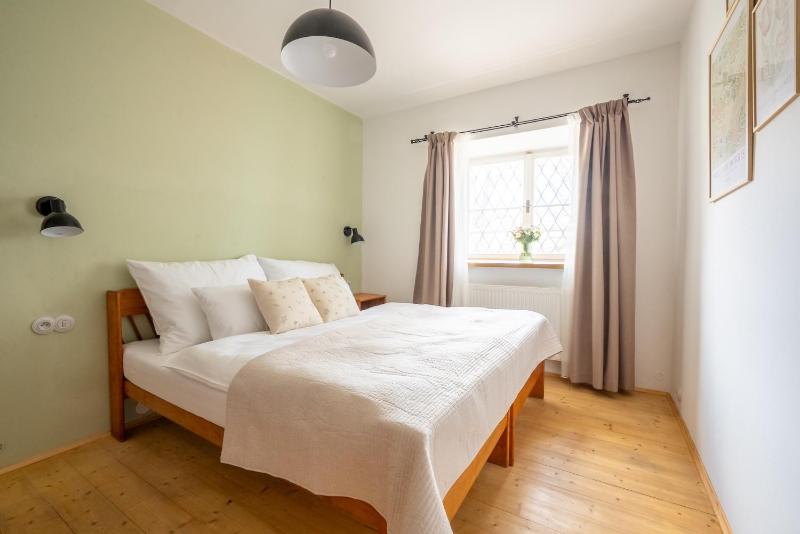 Twin Room with Bathroom image 1