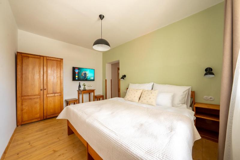 Twin Room with Bathroom image 4