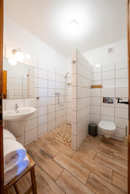 Quadruple Room with Bathroom image 4